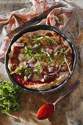 포토 JPG 해외이미지 접시 피자 실내 사람없음 하이앵글 숟가락 나이프 토마토소스 나무탁자 루꼴라 해외202004 해외포토 식기 뷰포인트 채소 탁자 패스트푸드 서양음식 수저 내부 소스_음식 칼 파일형식 이미지허브