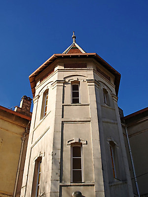 포토 JPG 해외이미지 창문 하늘 지붕 주택 사람없음 건물 빨간색 파란색 노란색 탑 프랑스 프랑스어 프로방스 해외202004 해외포토 문자 건축물 유럽 컬러 파일형식 이미지허브