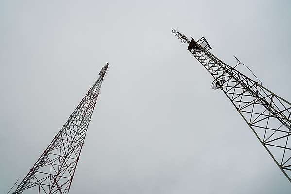 포토 JPG 해외이미지 접시 통신 하늘 모바일 세포 안테나 사람없음 파란색 스마트폰 탑 금속 자료 장비 인공위성 흰색 네트워크 전자레인지 역 무선전화기 전화기 라디오 신호 돛대 전송 송신기 철강 해외202004 해외포토 식기 건축물 컬러 교통시설 재질 전자제품 핸드폰 스마트기기 가전제품 레인지 파일형식 이미지허브