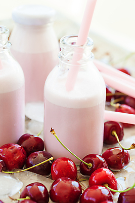 포토 JPG 해외이미지 음료 음식 줄기 분홍색 과일 아이스크림 디저트 사탕 사람없음 장식 컵 빨간색 컬러풀 얼음 우유 추위 수확 시골 대접 신선 체리 달콤 크림 상쾌 레시피 쉐이크 떨림 스무디 핸드메이드 카피스페이스 해외202004 해외포토 자연요소 식물 식기 감정 컬러 농업 모션 유제품 공백 맛 파일형식 이미지허브