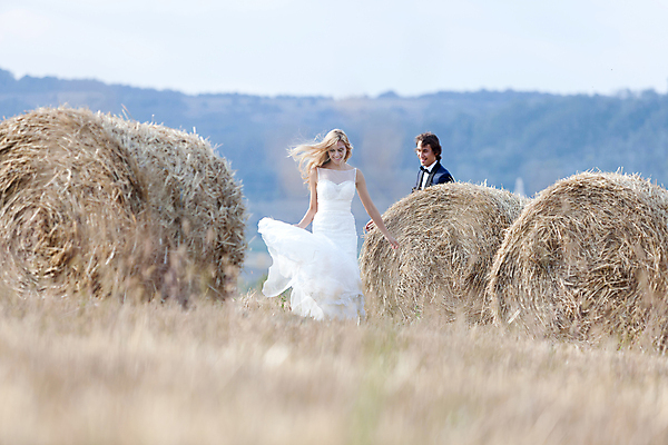 포토 JPG 해외이미지 백인 커플 드레스 남자 행복 결혼 밭 신혼부부 자연 남편 미래 함께함 사랑 미소 사람 야외 두명 달리기 기쁨 흰색 아내 자신감 연결 결합 마법 해외202004 해외포토 서양인 부부 옷 감정 컬러 컨셉 농업 관계 모션 표정 이벤트 생태계 신혼 파일형식 이미지허브