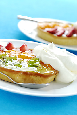 포토 JPG 해외이미지 음식 과일 딸기 디저트 귤 키위 사람없음 빵집 최고 달콤 맛 크림 푸딩 식용 커스터드 타르트 페스츄리 휘핑크림 해외202004 해외포토 빵 컨셉 상점 파이_빵 휘핑 파일형식 이미지허브