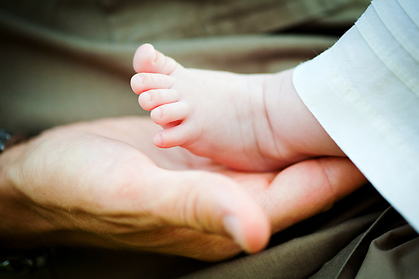 포토 JPG 해외이미지 남자 2 손가락 가족 맨발 사랑 경비 사람 소년 사람없음 부모 검은색 터치 아기 보호 작음 시작 보안 발가락 단계 월 걸음마 양발 유일 해외202004 해외포토 손 감정 어린이 컬러 컨셉 관계 모션 발 안전 날짜 크기 파일형식 이미지허브