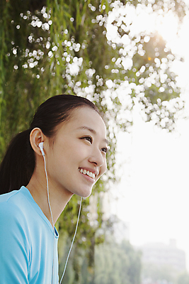 포토 JPG 해외이미지 라이프스타일 공원 여자 행복 음악 자연 휴식 한명 미소 상반신 20대 야외 옆모습 캐주얼 세로 운동복 청춘 컬러풀 헤드폰 기댐 중국 고요 활발 듣기 미녀 베이징 해외202004 해외포토 1 옷 공공시설 감정 아시아 뷰포인트 컬러 음향기기 컨셉 모션 문화예술 표정 사람 청년 생활 미인 생태계 파일형식 이미지허브