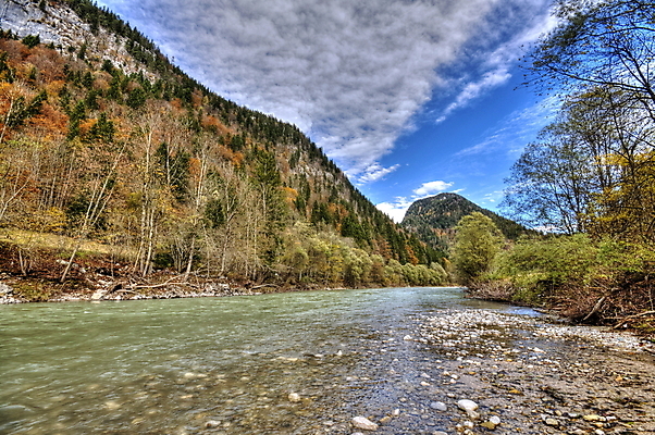 포토 JPG 해외이미지 나무 여행 백그라운드 자연 하늘 산 풍경 사람없음 야외 목재 초록색 물 파란색 강 햇빛 평화 환경 계곡 침묵 봄 젖음 흐름 가을 바위 개울 숲 장면 암초 내추럴 해외202004 해외포토 자연요소 식물 계절 컬러 컨셉 재료 태양 소리 돌_바위 생태계 파일형식 이미지허브
