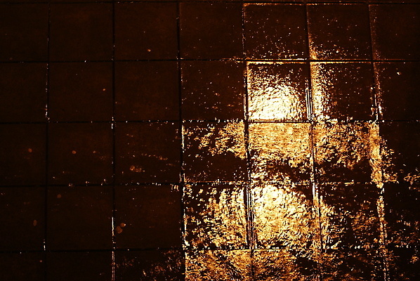 포토 JPG 해외이미지 길 날씨 사람없음 세로 젖음 보행로 미끄러짐 타일 판 해외202004 해외포토 모션 파일형식 이미지허브