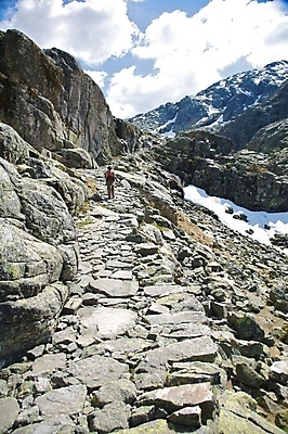 포토 JPG 해외이미지 라이프스타일 여자 유럽 길 여행 가방 배낭 자연 휴가 산 한명 사람 야외 빨간색 산책 트래킹 재킷 하이킹 자유 시골 스페인 모험가 팔 방법 선로 혼자 해외202004 해외포토 1 잡화 나라 컬러 컨셉 레저 휴식 생활 신체부위 외투 생태계 파일형식 이미지허브