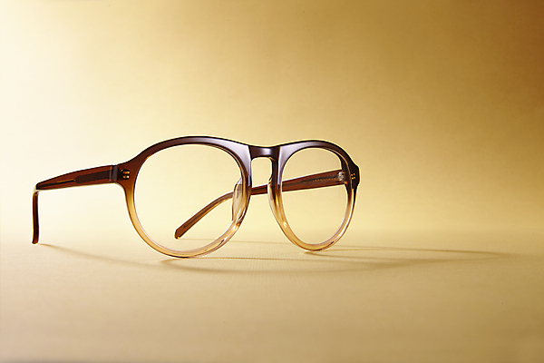 포토 JPG 해외이미지 스튜디오촬영 디자인 응시 안경 새로움 그림자 사람없음 가로 한개 약 반사 갈색 노란색 유행 쌍 플라스틱 시력 심플 노란배경 검안사 카피스페이스 해외202004 해외포토 직업 1 시선 잡화 컬러 백그라운드 컨셉 의학 재질 실내 공백 파일형식 안경사 이미지허브