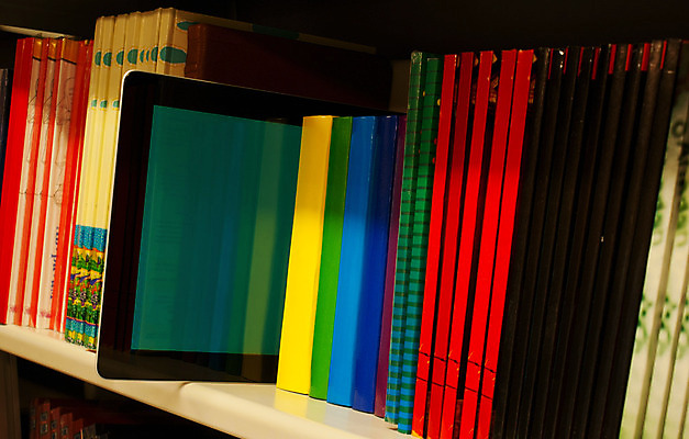 포토 JPG 해외이미지 교육 사람없음 책 컬러풀 독서 알약 디지털 장비 정보 전자책 중앙 도서관 무선전화기 교과서 문학 페이지 줄서기 해외202004 해외포토 컬러 모션 교재 약 전화기 파일형식 이미지허브