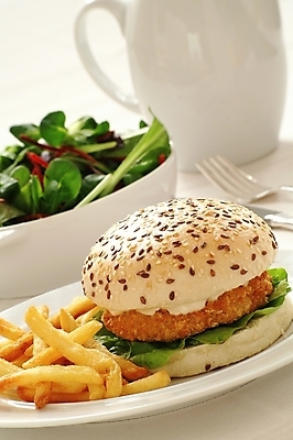 포토 JPG 해외이미지 접시 포크 패스트푸드 실내 사람없음 샐러드 감자튀김 햄버거 인스턴트 정크푸드 흰배경 치킨버거 해외202004 해외포토 식기 음식 백그라운드 감자 내부 튀김 흰색 파일형식 이미지허브