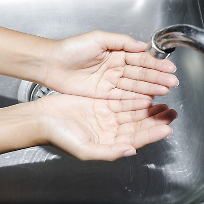 포토 JPG 해외이미지 손 실내 손짓 신체부위 깨끗함 청결 씻기 세면대 손씻기 해외202004 해외포토 컨셉 모션 사람 내부 위생 파일형식 이미지허브