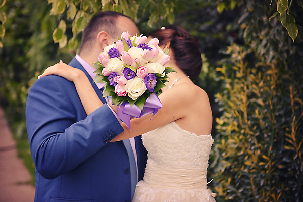 포토 JPG 해외이미지 백인 손 커플 드레스 여자 남자 꽃 행복 꽃다발 결혼 백그라운드 꽃무늬 가족 신혼부부 결혼식 키스 함께함 사랑 사람 성인 사람없음 장식 초록색 장미 흰색 시골 축하 잡기 우아함 배열 보헤미아 스타일 해외202004 해외포토 서양인 식물 부부 옷 감정 컬러 컨셉 무늬 관계 모션 이벤트 신체부위 애정표현 신혼 파일형식 이미지허브
