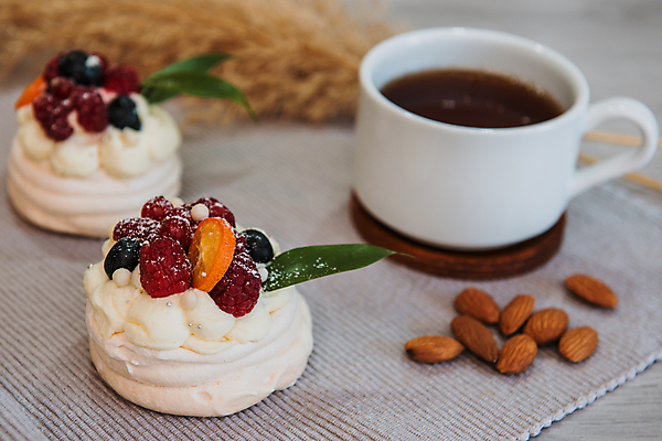 포토 JPG 해외이미지 커피 디저트 실내 사람없음 케이크 아몬드 베리 머랭 해외202004 파블로바 해외포토 음료 음식 과일 내부 견과류 파일형식 이미지허브