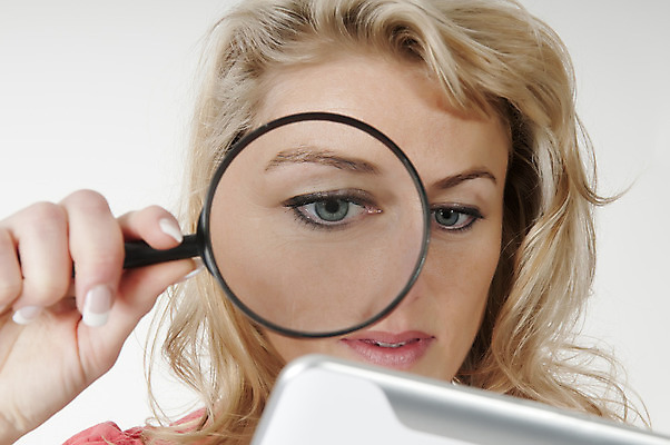 포토 JPG 해외이미지 스튜디오촬영 응시 여자 인터넷 비즈니스 통신 돋보기 모바일 한명 컴퓨터 태블릿 터치패드 금발 독서 알약 디지털 흰색 비즈니스우먼 확인 검색 호기심 흰배경 실수 고립 소셜미디어 오류 제어 지원 터치스크린 해외202004 해외포토 1 헤어스타일 시선 감정 컬러 백그라운드 컨셉 실내 사람 전자제품 스마트기기 약 직장인 파일형식 이미지허브