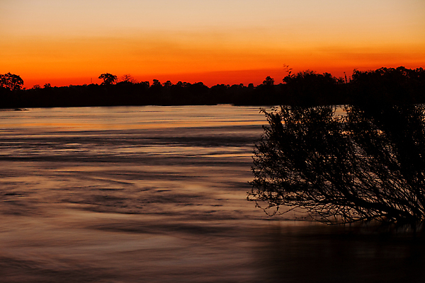 포토 JPG 해외이미지 나무 실루엣 호수 물결 오렌지 모션 아프리카 자연 휴식 풍경 사람없음 야외 빨간색 물 강 세트 태양 반사 평화 일출 황혼 일몰 흐름 신선 개울 매끈함 저녁 소프트포커스 사파리 순수 상승 설정 내추럴 블러 잔물결 잠비아 전국 수평선 해외202004 해외포토 자연요소 식물 나라 컬러 컨셉 과일 촬영기법 노을 감각 야간 생태계 파일형식 이미지허브