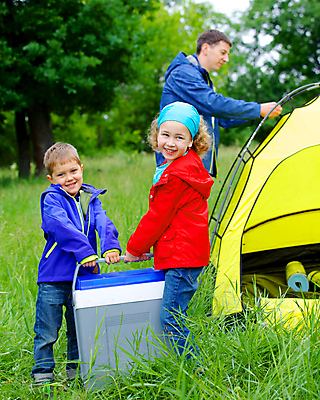 포토 JPG 해외이미지 백인 공원 행복 어린이 여행 오렌지 가족 자연 아침 휴가 휴식 텐트 사람 소년 성인 야외 세명 초록색 컬러풀 환경 맑음 캠핑 황무지 아빠 달콤 숲 캠핑장 냉장고 언니 남동생 해외202004 해외포토 주간 서양인 공공시설 남자 감정 컬러 컨셉 과일 관계 레저 날씨 캠핑도구 가전제품 맛 생태계 자매 동생 파일형식 이미지허브