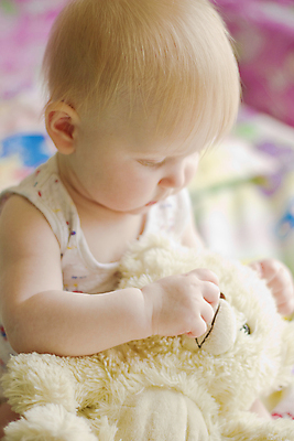 포토 JPG 해외이미지 모델 딸 행복 얼굴 어린이 곰 자연 놀이 미래 새로움 건강 한명 웃음 사람 파란색 곰인형 흰색 아기 신생아 오픈 입 달콤 작음 부드러움 세대 돌봄 해외202004 해외포토 동물 1 감정 인형 컬러 컨셉 포유류 가족 모션 표정 신체부위 감각 맛 크기 생태계 파일형식 이미지허브