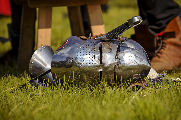 포토 JPG 해외이미지 전통 사람없음 머리 금속 중세 칼 보호 헬멧 철 갑옷 옛날 토너먼트 해외202004 해외포토 컨셉 재질 신체부위 역사 보호장비 파일형식 이미지허브