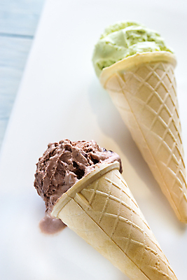 포토 JPG 해외이미지 접시 음식 백그라운드 2 부분 공 탁자 아이스크림 디저트 사람없음 목재 장식 초록색 갈색 식당 초콜릿 냉동 얼음 이탈리아 카페 우유 추위 견과류 흰색 신선 닫기 달콤 맛 정상 시원함 크림 토핑 코코아 원뿔 고립 정물화 젤라또 피스타치오 개암 해외202004 해외포토 자연요소 도형 나무 식기 열매 유럽 음료 컬러 가구 컨셉 재료 모션 유제품 상점 그림 파일형식 이미지허브