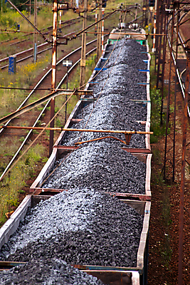 포토 JPG 해외이미지 비즈니스 교통시설 자동차 사람없음 야외 세로 환경 검은색 기차 화물 상품 컨테이너 무역 광택 폴란드 디젤 석탄 선로 수입 해외202004 해외포토 유럽 산업 육상교통 컬러 교통 대중교통 운송업 시설 파일형식 이미지허브