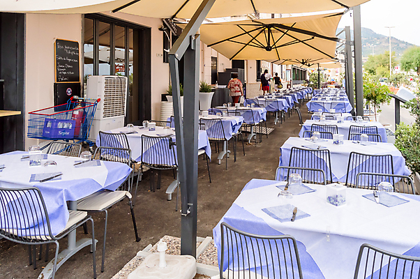 포토 JPG 해외이미지 외관 음식 가구 의자 건축양식 탁자 휴식 거리 주택 사람없음 야외 목재 초록색 여름 식당 정원 이탈리아 도시 고급 구시가지 해외202004 해외포토 나무 계절 건축 유럽 컬러 생활용품 컨셉 재료 건물 상점 파일형식 이미지허브