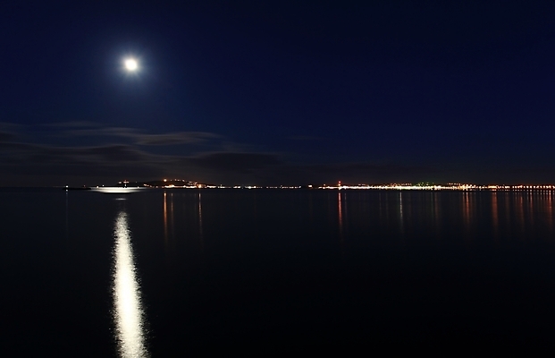 포토 JPG 해외이미지 유럽 바다 여행 하늘 잉글랜드 풍경 사람없음 물 빛 반사 어둠 침묵 황혼 새벽 달 도시 만 야간 저녁 달빛 방파제 장면 공상 타운 해외202004 해외포토 자연요소 공공시설 나라 영국 소리 일몰 파일형식 이미지허브