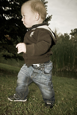 포토 JPG 해외이미지 백인 공원 남자 유럽 아들 호수 얼굴 어린이 놀이 갈대 한명 사람 소년 야외 물 달리기 걷기 유치원 기쁨 가을 표현 연못 놀이터 작음 천진난만 해외202004 해외포토 자연요소 서양인 식물 1 계절 공공시설 교육 감정 나라 컨셉 가족 모션 신체부위 크기 파일형식 이미지허브