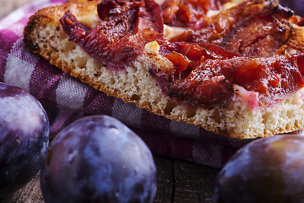 포토 JPG 해외이미지 접시 음식 과일 디저트 건강 사람없음 목재 빨간색 여름 파란색 갈색 노란색 케이크 냉동 가을 시골 신선 달콤 굽기 먹기 반죽 슛 자두 타르트 페스츄리 바이에른사람 해외202004 해외포토 나무 식기 계절 빵 컬러 재료 모션 맛 구이 파이_빵 파일형식 이미지허브