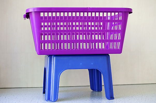 포토 JPG 해외이미지 벽 의자 발 선반 사람없음 컬러풀 바구니 공구 씻기 빨래 컨테이너 플라스틱 핸들 수납 해외202004 해외포토 산업 컬러 가구 가사 재질 신체부위 청결 도구 파일형식 이미지허브