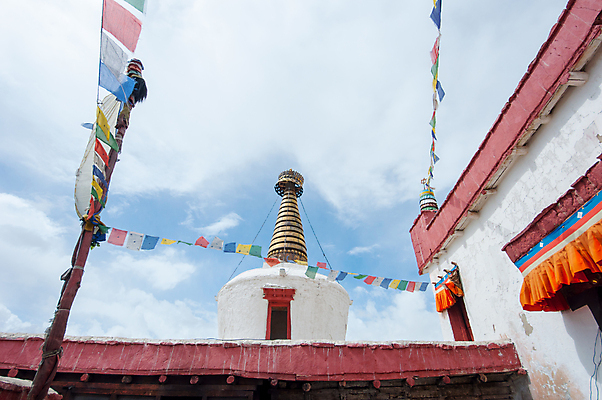 포토 JPG 해외이미지 문화 여행 불교 산 동양인 풍경 사람없음 여행객 사찰 오브젝트 수도원 내추럴 사리탑 해외202004 해외포토 종교 종교건축 사람 인종 탑 파일형식 이미지허브