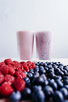 포토 JPG 해외이미지 라이프스타일 열매 음료 음식 분홍색 백그라운드 과일 유리 탁자 딸기 건강 사람없음 목재 빨간색 여름 보라색 주스 우유 에너지 물방울 신선 칵테일 달콤 매끈함 혼합 갈증 블루베리 산딸기 밀짚 요거트 쉐이크 떨림 단백질 스무디 해외202004 해외포토 나무 식물 계절 컬러 가구 재료 모션 재질 유제품 주류 생활 감각 맛 짚 영양소 파일형식 이미지허브