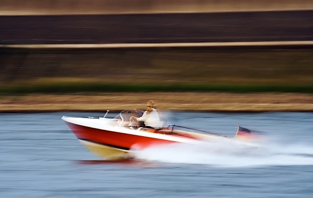 포토 JPG 해외이미지 스포츠 모션 운동선수 독일 사람없음 가로 빨간색 물 강 에너지 흰색 깃발 레이싱 보트 떨어짐 속도 역동적 모터보트 스플래쉬 해외202004 해외포토 자연요소 유럽 컬러 컨셉 배_교통 시합 파일형식 이미지허브