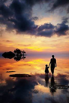 포토 JPG 해외이미지 전신 행복 실루엣 어린이 바다 섬 여행 가족 모녀 휴가 풍경 소녀 성인 야외 두명 여름 반사 손잡기 일몰 저녁 여자만 해외202004 해외포토 계절 여자 딸 감정 관계 모션 엄마 촬영기법 사람 노을 야간 파일형식 이미지허브