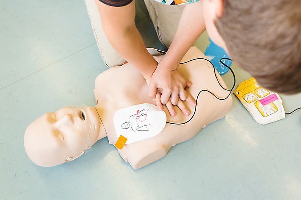 포토 JPG 해외이미지 남자 어린이 소년 여러명 상반신 성인 하이앵글 마네킹 연습 심폐소생술 소년한명만 자동제세동기 흉부압박 해외202004 해외포토 뷰포인트 다수 의학 사람 남자한명만 소년만 파일형식 이미지허브