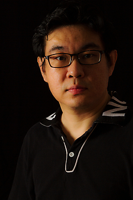 포토 JPG 해외이미지 모델 1 라이프스타일 응시 옷 남자 안경 여유 얼굴 백그라운드 그림자 한명 사람 동양인 성인 유행 검은색 중국 어둠 자신감 우아함 닫기 중앙 시원함 비밀 스마트 리더 고립 심각 스타일 해외202004 해외포토 시선 잡화 감정 아시아 컬러 컨셉 모션 인종 생활 신체부위 파일형식 이미지허브