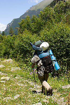 포토 JPG 해외이미지 밧줄 스포츠 여행 자연 지팡이 휴가 산 한명 풍경 야외 여름 여행객 하이킹 막대기 황무지 숲 헬멧 지역 백패커 산악가 해외202004 해외포토 1 계절 줄 레저 사람 보호장비 생태계 파일형식 이미지허브