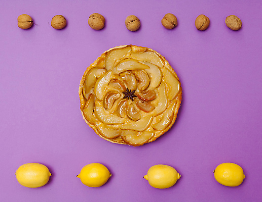 포토 JPG 해외이미지 전통 음식 백그라운드 과일 재료 디저트 요리 사람없음 장식 보라색 빵집 가을 신선 원형 달콤 맛 사과 굽기 먹기 프랑스어 시나몬 타르트 페스츄리 핸드메이드 캐러멜 해외202004 해외포토 도형 문자 계절 빵 컬러 컨셉 모션 상점 구이 파이_빵 파일형식 이미지허브