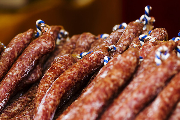 포토 JPG 해외이미지 음식 재료 육류 돼지고기 사람없음 야외 빨간색 상점 시골 신선 소시지 수집 이탈리아문화 날것 살라미 정물화 페퍼로니 핸드메이드 해외202004 해외포토 컬러 식재료 가공식품 그림 유럽문화 파일형식 이미지허브