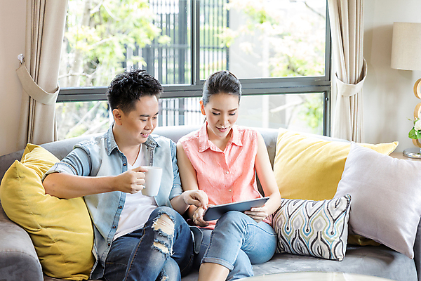 포토 JPG 해외이미지 백인 라이프스타일 커플 여자 행복 2 인터넷 주택 함께함 실내 사랑 미소 사람 앉기 성인 두명 책 스마트폰 컴퓨터 소파 터치패드 독서 알약 와인 방 고급 리빙 터치스크린 해외202004 해외포토 서양인 감정 컨셉 의자 관계 모션 주류 표정 내부 건물 생활 전자제품 핸드폰 스마트기기 약 파일형식 이미지허브