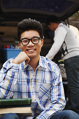 포토 JPG 해외이미지 학생 응시 교육 남자 행복 안경 아들 대학생 교통시설 모션 자동차 성공 갈색머리 미소 사람 앉기 성인 야외 두명 10대 책 캐주얼 세로 부모 컬러풀 중국 턱괴기 잡기 아빠 시작 대학교 베이징 시리즈 해외202004 해외포토 헤어스타일 시선 잡화 옷 감정 아시아 육상교통 컬러 교통 컨셉 학교 가족 청소년 표정 시설 파일형식 이미지허브