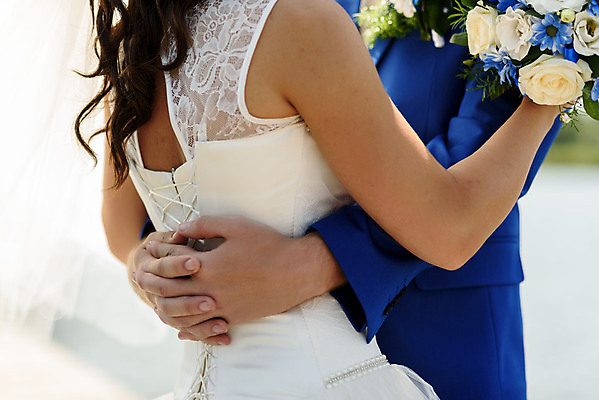 포토 JPG 해외이미지 주간 커플 여자 남자 결혼 포옹 상반신 성인 야외 두명 옆모습 뒷모습 아웃포커스 깍지 신랑신부 성인만 해외202004 해외포토 자연요소 신부_웨딩 뷰포인트 신랑 관계 안기 촬영기법 사람 손짓 이벤트 파일형식 이미지허브