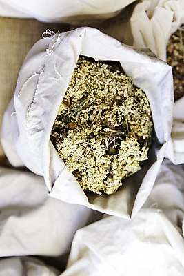 포토 JPG 해외이미지 전통 아시아 문화 여행 백그라운드 비즈니스 재료 아프리카 거리 건조 건강 이집트 요리 동양인 사람없음 빨간색 컬러풀 세일 상점 시장 구매 허브 향신료 무역 아로마 향 후추 카레 동쪽 모로코 내추럴 두바이 사프란 아랍어 이국적 해외202004 해외포토 식물 나라 산업 음식 컬러 인종 쇼핑 방향 아랍에미리트 향미료 파일형식 이미지허브