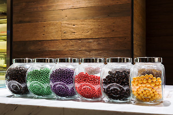 포토 JPG 해외이미지 식기 음식 분홍색 오렌지 유리 디저트 부활절 선반 실내 사탕 사람없음 내부 빨간색 초록색 컬러풀 꼬리표 금속 초콜릿 보라색 봄 흰색 항아리 달콤 은색 컨테이너 설탕 계산대 제비꽃 가득함 대리석 멀티 뷔페 줄서기 해외202004 해외포토 계절 기념일 꽃 산업 컬러 가구 과일 재료 모션 재질 라벨 도자기 맛 파일형식 이미지허브