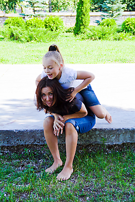 포토 JPG 해외이미지 백인 여학생 여자 딸 유럽 어린이 스포츠 엄마 갈색머리 두명 여름 금발 검은색 봄 스케이트 흰색 9 8 6 롤러 7 해외202004 해외포토 서양인 학생 헤어스타일 계절 나라 스포츠용품 컬러 가족 사람 숫자 파일형식 이미지허브