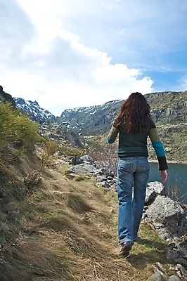 포토 JPG 해외이미지 식물 라이프스타일 옷 여자 유럽 호수 여행 겨울 바지 자연 휴가 산 한명 사람 풍경 야외 초록색 물 파란색 여행객 산책 재킷 자유 청바지 저수지 스페인 주머니 팔 단계 석호 저지 해외202004 해외포토 자연요소 1 계절 나라 컬러 컨셉 하의 휴식 생활 신체부위 외투 생태계 파일형식 이미지허브