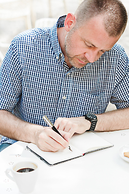 포토 JPG 해외이미지 백인 직업 1 손 남자 종이 커피 비즈니스 손가락 탁자 한명 사람 앉기 성인 야외 세로 파란색 펜 다이어리 쪽지 공책 공백 흰색 기록 잡기 업무 비즈니스맨 오픈 자신감 커피잔 손목시계 문서 페이지 필기체 해외202004 해외포토 서양인 문자 감정 음료 시계 컬러 가구 장신구 모션 문구용품 잔 신체부위 필기구 사무용품 작업 직장인 파일형식 이미지허브