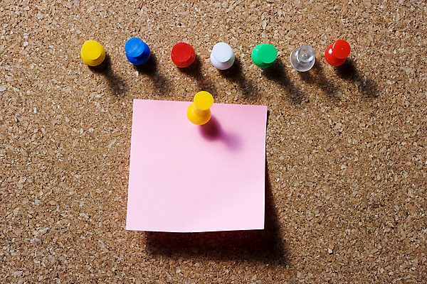 포토 JPG 해외이미지 종이 분홍색 백그라운드 사람없음 빨간색 초록색 파란색 사무실 노란색 메시지 압정 어려움 조언 해외202004 해외포토 컬러 비즈니스 사무용품 파일형식 이미지허브