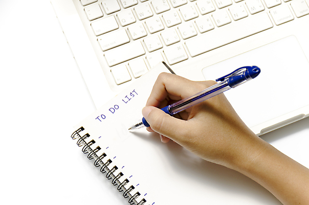 포토 JPG 해외이미지 손 실내 들기 신체부위 펜 기록 잡기 계획 스프링노트 해외202004 투두리스트 해외포토 컨셉 모션 사람 내부 필기구 공책 리스트 파일형식 이미지허브