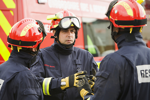 포토 JPG 해외이미지 주간 남자 대화 상반신 성인 야외 앞모습 뒷모습 세명 소방관 소방 성인남자만 해외202004 해외포토 자연요소 뷰포인트 말하기 사람 구조원 남자만 성인만 파일형식 이미지허브