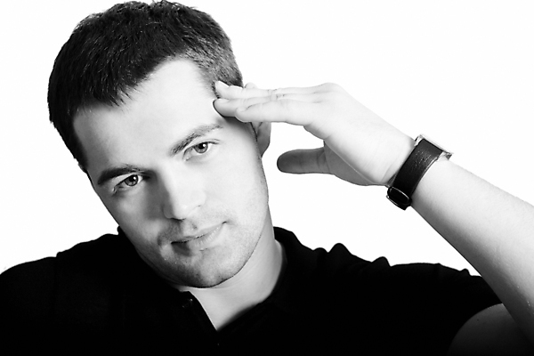 포토 JPG 해외이미지 백인 1 티셔츠 생각 짧은머리 바닥 갈색머리 흑백 한명 미소 앉기 갈색 검은색 희망 올려보기 흰색 청바지 뜨거움 기다림 고립 심각 유일 해외202004 해외포토 서양인 헤어스타일 감정 컬러 컨셉 셔츠 바지 모션 촬영기법 표정 사람 파일형식 이미지허브